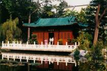 Chinesischer Garten im Zoo Duisburg
1988, der Chinesische Garten  Aus dem Reich der Mitte  wird im Duisburger Zoo als Zeichen der V�lkerverst�ndigung und St�dtepartnerschaft zu Wuhan f�r die Duisburger Bev�lkerung er�ffnet. 
