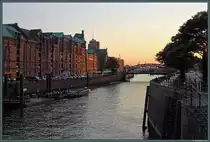 Die Speicherstadt in Hamburg in der Abendd�mmerung. Im Hintergrund die Brooksbr�cke �ber den Zollkanal. (29.08.2015)