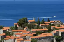 Sveti Stefan (Gemeindegebiet: Budva)  ist insbesondere bekannt f�r das malerische gleichnamige Fischerdorf mit H�usern aus dem 15. Jahrhundert. In den 1950er und 1960er Jahren wurde das ganze kleine Dorf zu einer Hotelinsel mit etwa 250 Betten umgebaut. Aufnahmedatum: 27. Juli 2012.