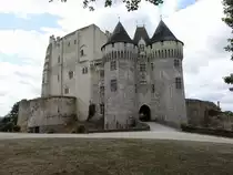 Nogent-le-Rotrou, Chateau Saint-Jean, Bergfried mit von T�rmen flankiertem Festungswall, erbaut im 12. Jahrhundert, heute Musee du Perche (17.07.2015)