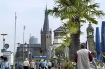 Rheinufer in D�sseldorf mit der St. Lambertus Kirche im Hintergrund. Aufnahme: Mai 2007.