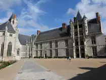 Ch�teaudun, Chateau, Ehrenhof mit Longueville-Fl�gel (18.07.2015)