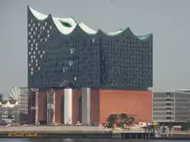 Hamburg am 29.8.2015: Blick vom Hansahafen zur ger�stlosen Elbphilharmonie