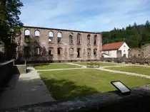 Frauenalb, Blick �ber die ehemaligen Konventsgeb�ude auf die S�dfassade der Klosterkirchenruine, Aug.2015