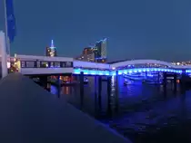 Hamburg am 9.9.2015: Blue Port, �berseebr�cke