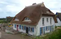 Reetdachhaus als Neubau in Ahrenshoop  in der Stra�e  Weg zum Hohen Ufer  (Landkreis Vorpommern-R�gen, September 2012)