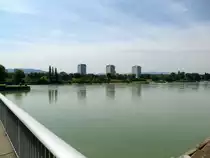Birsfelden, Blick vom Kraftwerk �ber den Rhein auf die Wohnsiedlung  Rheinpark , Juni 2015