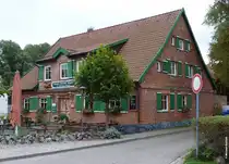 Gasthof  Zur Linde  in Middelhagen, laut Schild das �lteste Gasthaus auf R�gen (September 2012)