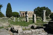 Mit der Expansion des Roemischen Reichs ging die Stadt ins Roemische Imperium ueber. Nach dem Zusammenbruch des Roemischen Reichs verlor sie aber bald an Bedeutung und wurde aufgeben. Die antiken Gebaeude wurde teils abgerissen und ihre Bestandteile als Baummaterial fuer neue Gebaeude genutzt. So zum Beispiel fuer den Dom von Salerno. Die Flussmuendungen in der Naehe versandeten und die Umgebung versumpfte.
