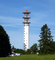 Deilingen, der 98m hohe Fernmeldeturm auf dem 980m hohen Berg Schlichte/Schw�bische Alb, erbaut 1961, Juli 2015