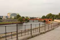 Kanzleramt und eine der sch�nsten Br�cken in Berlin, die Moldtke-Br�cke, am 11.09.2015.
