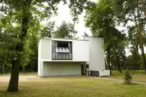 Bauhaus-Meisterhaus un Dessau. In der N�he des Bauhauses (Ebertallee 65–71) baute Walter Gropius die Meisterh�user als Unterkunft f�r die Meister des Bauhauses. Es waren gleichzeitig Musterh�user f�r modernes Wohnen. Bauherr war die Stadt Dessau, die Bauhausmeister wohnten zur Miete. Aufnahme: Juli 2006.