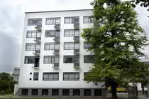 Bauhaus Dessau. Das Bauhausgeb�ude entstand 1925 bis 1926 nach Pl�nen von Walter Gropius als Schulgeb�ude f�r die Kunst-, Design- und Architekturschule Bauhaus. Die Bauhausst�tten in Dessau und Weimar geh�ren seit 1996 zum UNESCO-Welterbe. Aufnahme: Juli 2006.