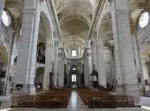 Vitry-le-Fran�ois, Mittelschiff der Notre-Dame Kirche, Hochaltar von 1716 (19.07.2015)