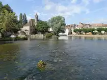 Moret-sur-Loing, Aussicht auf die Altstadt mit Notre-Dame Kirche (19.07.2015)