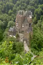 Die Burg Letz bei Wirschem (Rheinland-Pfalz) ist eine H�henburg aus dem 12. Jahrhundert. Die deutsche Musterburg, die nie zerst�rt wurde und viele Jahre den 500 DM Schein zierte, entspricht der romantischen Vorstellung einer mittelalterlichen Burg, ist aber vor allem in ihrer Baugeschichte, nicht unbedingt typisch. Aufnahme: Juli 2005.