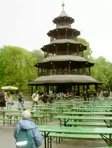 Der Chinesischer Turm im Englischen Garten - M�nchen. Aufnahme: 3. Mai 2005.