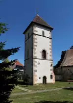 Biberach, erhalten gebliebener Kirchturm auf dem alten Kirchplatz, beherbergt eine Gedenkst�tte f�r den Frieden, Aug.2015