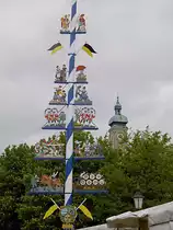 Maibaum auf dem M�nchner Viktualienmarkt. Aufnahme: 3. Mai 2005.