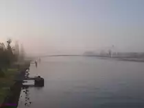 Morgendliche Nebelstimmung �ber dem Rhein mit der Mimram-Fu�g�ngerbr�cke zwischen Kehl und Stra�burg.


2015-02-28 Kehl