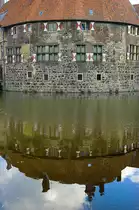 Die Wasserburg Vischering mit dem Siegelbild im Wasser. Die Burg liegt  am n�rdlichen Rand der nordrhein-westf�lischen Stadt L�dinghausen. Aufnahme: Juli 2007.