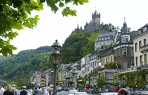 Cochem und die Reichsburg. Aufnahme: Juli 2007. Die Anlage, die im Mittelalter als Zollburg diente, wurde den Ergebnissen aktueller Burgenforschungen zufolge wohl um 1100 oder in der ersten H�lfte des 12. Jahrhunderts errichtet.