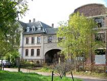 Direkt neben der Bahnstrecke zwischen Chemnitz Sch�nau und Siegmar steht dieses verwunschene Ensemble bestehend aus einer Fabrik mit Wohngeb�ude. 16.10.07