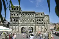 Die Porta Nigra (lateinisch f�r „Schwarzes Tor“) ist ein ehemaliges r�misches Stadttor und bekanntes Wahrzeichen der Stadt Trier. Der Name Porta Nigra stammt aus dem Mittelalter. Seit 1986 ist die Porta Nigra Teil des UNESCO-Welterbes. Aufnahme: Juli 2007.