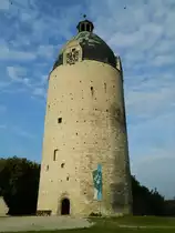 Stra�e der Romanik: Freyburg an der Unstrut: Schlo� Neuenburg, der  Dicke Wilhelm  , Mitte des 12. Jahrhunderts erbaut und heute der einzige erhaltene Bergfried der Burganlage am 03.10.2015.
�ffnungszeiten:
April - Oktober:
Dienstag - Sonntag: 10:00 Uhr - 18:00 Uhr;
November - M�rz: geschlossen