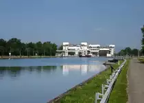 Kembs, Blick flussabw�rts auf die Rheinschleuse, Aug.2015