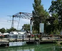 Kembs, die Zugbr�cke �ber den H�ningen-Kanal, Aug.2015