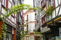 Gasse mit Fachwerk  in Bernkastel-Kues. Aufnahme: Juli 2007.