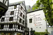 Fachwerkhaus und Wandbeschriftung in Bernkastel-Kues. Aufnahme: Juli 2007.