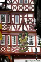 Schild von Ma�en's Weinstube und Fachwerk im Hintergrund - Bernkastel-Kues. Aufnahme: Juli 2007.