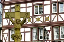Doppel-Korpus-Kreuz mit Fachwerk im Hintergrund in der R�merstra�e in Bernkastel-Kues. Aufnahme: Juli 2007.