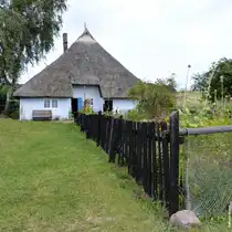 Das Pfarrwittwenhaus in Gro� Zicker (M�nchgut, R�gen, September 2012) mit dem bunten Garten davor 