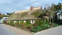 Reetdach gedecktes Haus in G�hren (M�nchgut, R�gen, September 2012)
