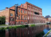 Die m�chtige Rotherm�hle ist ein bedeutendes Denkmal der Bromberger Industriegeschichte. Sie wurde von 1845 bis 1849 im Auftrag der preu�ischen Seehandlungsgesellschaft unter ihrem Pr�sidenten Staatsminister Christian Rother errichtet. Die M�hle hatte bei Inbetriebnahme eines der modernsten Mahlwerke ihrer Zeit. So wurde hier besonders feines Mehl gemahlen, das wegen seiner langen Haltbarkeit auch nach �bersee exportiert werden konnte. In den Fl�geln der Anlage befanden sich riesige Lagerr�ume f�r Korn und Mehl. (2. Oktober 2015)