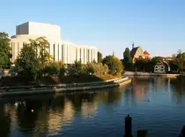 Blick �ber de Brahe auf die Opera Nova und die sp�tgotische Kirche St. Martin und St. Nikolaus, die �lteste Kirche der Stadt. Sie wurde 2004 von Papst Johannes Paul II. in den Rang der Kathedrale der neugeschaffenen Di�zese Bromberg erhoben. (30. September 2015)