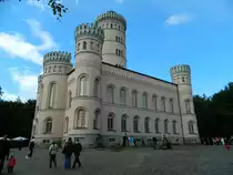 Insel R�gen: das Jagdschlo� Granitz, erbaut 1837 - 1846, heute Museum, der 144 m  �ber NN hohe Turm bietet eine exzellente Aussicht �ber die Insel wenn man die 154 Stufen der gusseisernen Wendeltreppe erklommen hat. (25.08.2014)