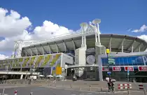 Amsterdam Arena. Aufnahme: August 2008. Ein Parkhaus und eine Stra�e liegen auf verschiedenen Ebenen unter dem Stadion. Dies erkl�rt die H�he des Geb�udes von 77 Meter.