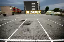 Parkpl�tze und der Supermarkt Jumbo in Beilen. An einem Sonntag im Mai 2011 aufgenommen.