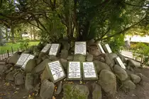 Kriegergr�ber auf dem Alten Friedhof in Flensburg. Im s�dlichen, von Gr�bern 1909 fast freiger�umten Teil des Alten Friedhofs erhebt sich seit 2011 wieder der Idstedt-L�we in Erinnerung an die Schlacht von Idstedt im Dreij�hrigen B�rgerkrieg von 1848 bis 1850 am 25. Juli 1850 und an die heute �berwundenen deutsch-d�nischen Gegens�tze jener Zeit. Aufnahme: September 2011.