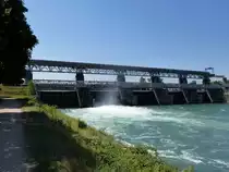 Weil am Rhein, im Ortsteil M�rkt steht das Stauwehr, erbaut 1928-32, es trennt und speist den Altrhein vom Rheinseitenkanal, Juli 2015