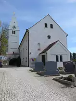 Tegernbach, Katholische Pfarrkirche Mari� Reinigung, verputzte Saalkirche mit Satteldach, Chor 15. Jahrhundert, Langhaus Anfang 18. Jahrhundert (15.04.2015)