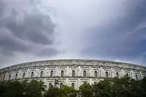 Die N�rnberger Kongre�halle der Nationalsozialisten, ab 1937 errichtet, blieb unvollendet. Die �u�ere Granitverblendung soll den Backsteinbau noch monumentaler erscheinen lassen, obwohl das Geb�ude ohnehin monstr�s ist. Aufnahme: Juli 2008.