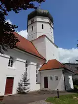 Ev. St. Peter und Paul Kirche in Unterb�hringen, erbaut 1595, flachgedeckte Saalkirche mit Chorturm (10.05.2015)