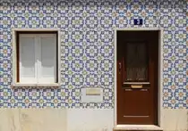 Hausfassade mit Wandplatten in Lagos. Aufnahme: Juli 2010.