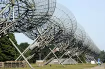 Sterrenwacht bei Hooghalen in den Niederlanden. Die Radioteleskopen sind Messger�te, mit denen astronomische Objekte beobachtet werden, die elektromagnetische Wellen im Spektralbereich der Radiowellen ausstrahlen. Die Radioteleskope werden im Rahmen der Radioastronomie verwendet. Aufnahme: Mai 2011.