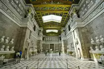 In der Gedenkst�tte Walhalla in Donaustauf im bayerischen Landkreis Regensburg werden  seit 1842 bedeutende Pers�nlichkeiten �teutscher Zunge� mit Marmorb�sten und Gedenktafeln geehrt. Benannt ist sie nach Walhall, der Halle der Gefallenen in der nordischen Mythologie. Aufnahme: Juli 2008.